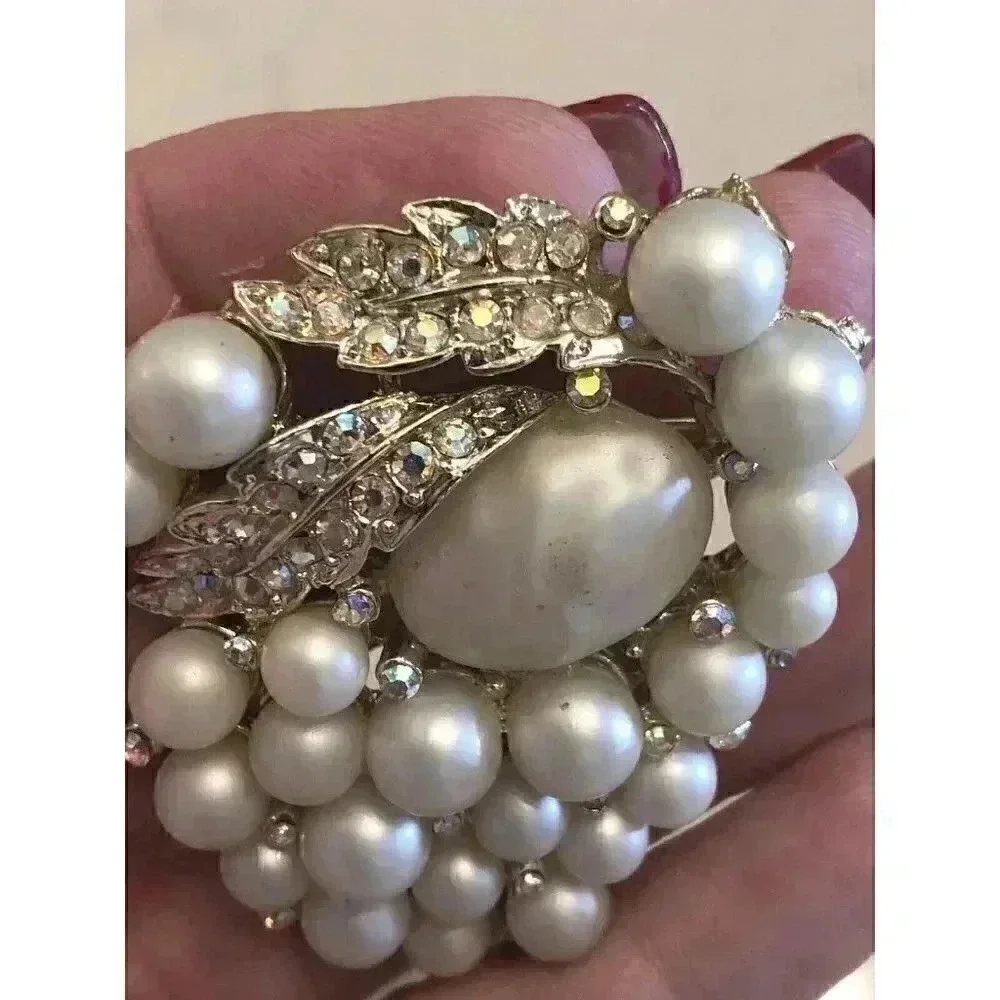 Vintage Baroque‎ Pearl Gold Tone AB Aurora Borealis Rhinestone Brooch READ